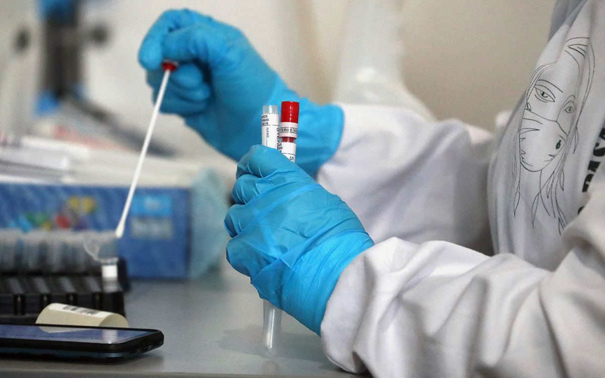 Стал известен инкубационный период омикрон-штамма коронавируса.