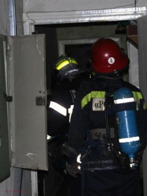 Un copil de un an și jumătate a fost scos din casă de către salvatori. Foto: ziarulnational.md