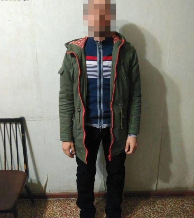 Un tânăr din Orhei, încătuşat de poliţişti.