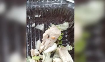 O femeie acuză un supermarket că i-a vândut salată cu viermi. 
