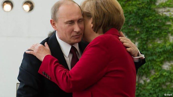 Angela Merkel a avut o convorbire telefonică cu Putin.