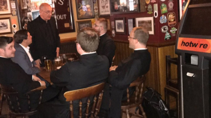 Un grup de preoți catolici nu au putut intra într-un bar pe motiv că purtau sutane.