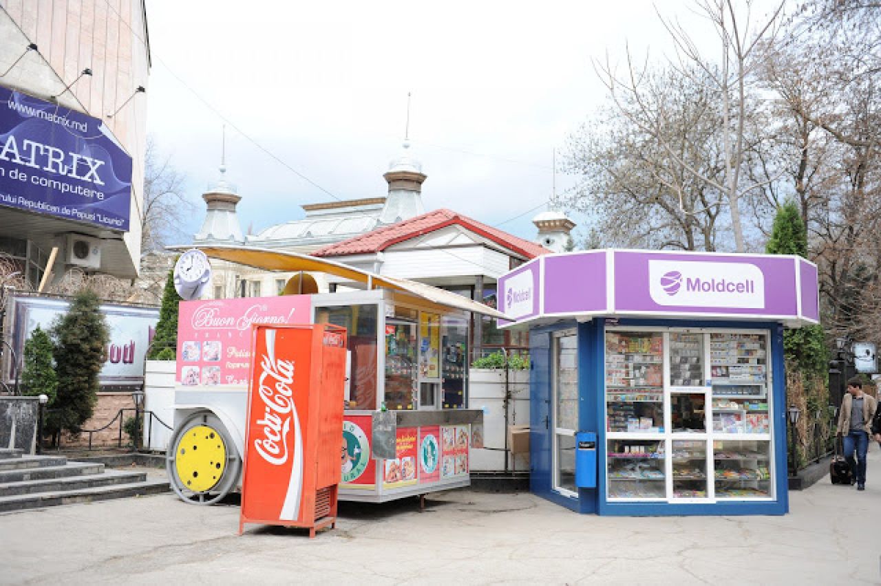 Doi tineri au fost reținuți de poliție în timp ce încercau să fure dintr-o gheretă comercială.