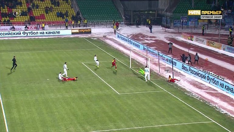 Встреча проходила при температуре минус десять градусов и завершилась поражением «Зенита» со счетом 2:4.