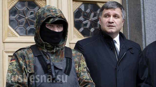 Министр внутренних дел Украины Арсен Аваков с бойцом.