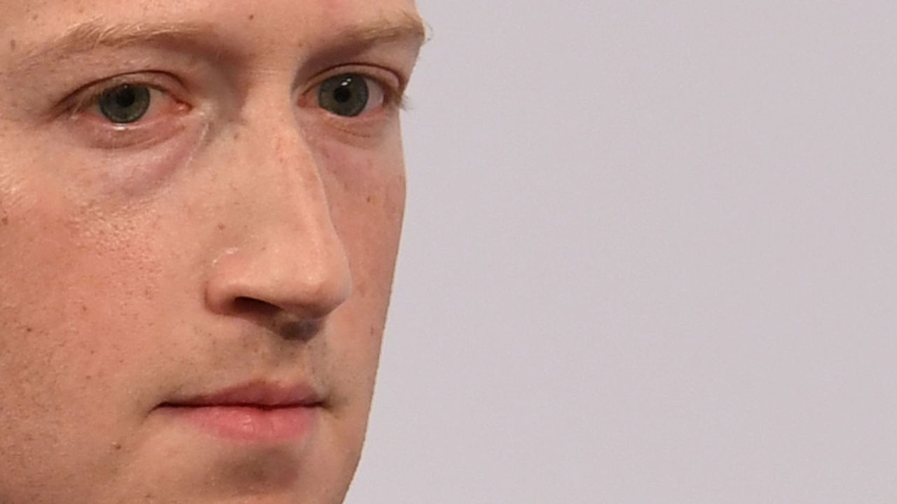Цукерберг потерял почти $7 млрд из-за сбоя сервисов Facebook.