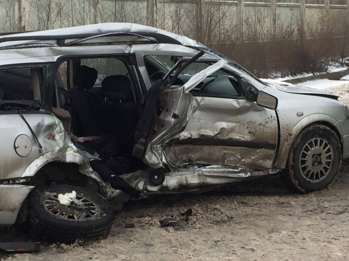 Masina in care se aflau cei doi ar fi derapat din cauza zapezii, a ajuns pe contrasens si a fost lovita de un camion.