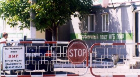 По данным приднестровского дипломатического ведомства, автомобиль с российской делегацией был остановлен полицейскими РМ в районе поста на трассе «Бендеры―Кишинев». Фото: Валерий Корчмарь