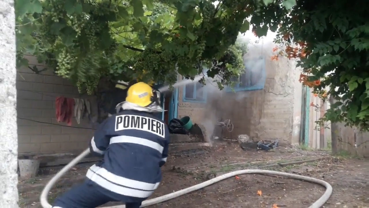 В Сороках пожар уничтожил летнюю кухню.