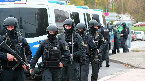 В ФРГ полиция перекрыла автобан после сообщений о вооруженном пассажире автобуса.