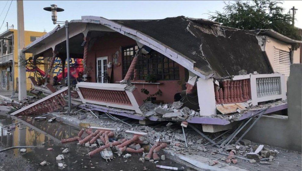 В стране объявлено чрезвычайное положение. 