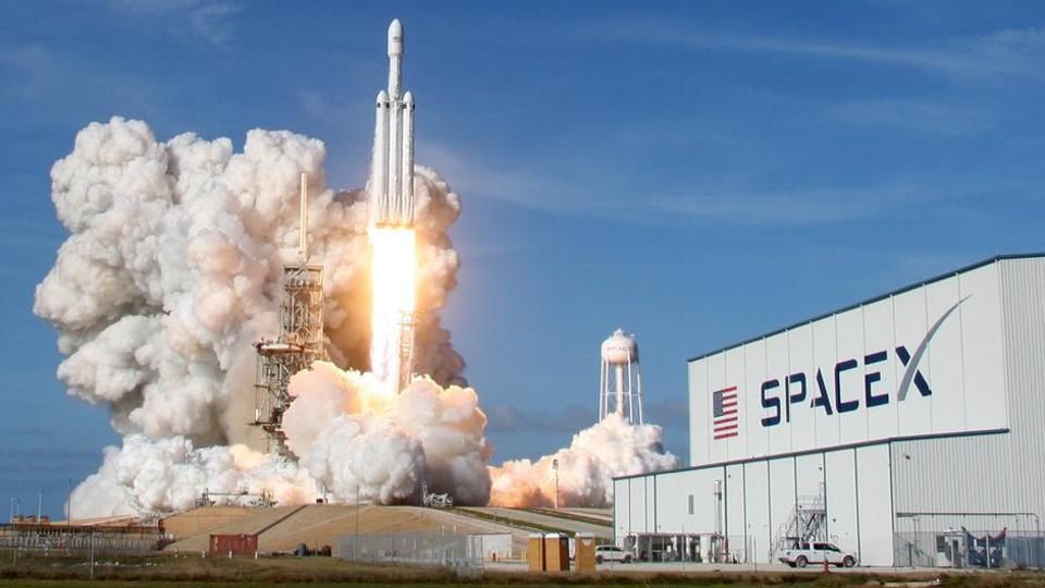 SpaceX выиграла контракт на отправку груза НАСА на Луну в 2023 году.