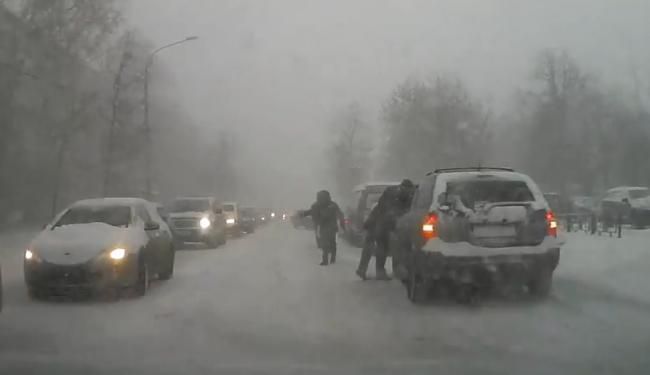 "Traficul este blocat pe toate drumurile, în timp ce temperaturile au coborât la minus 8 grade Celsius complicând înlăturarea zăpezii.