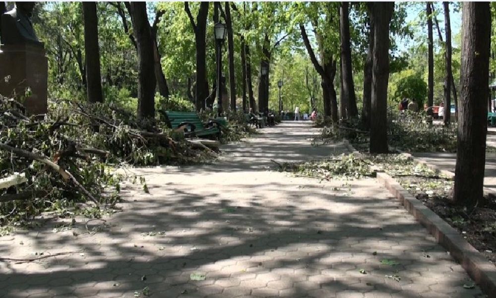 Половина столичных дворов была убрана после апрельских снегопадов.