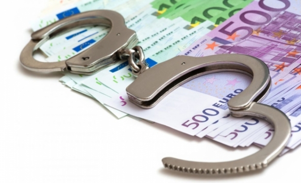 Polițistul a primit și o amendă în sumă de 30 de mii de lei, cu privarea de dreptul de a deţine funcţii publice timp de 3 ani.