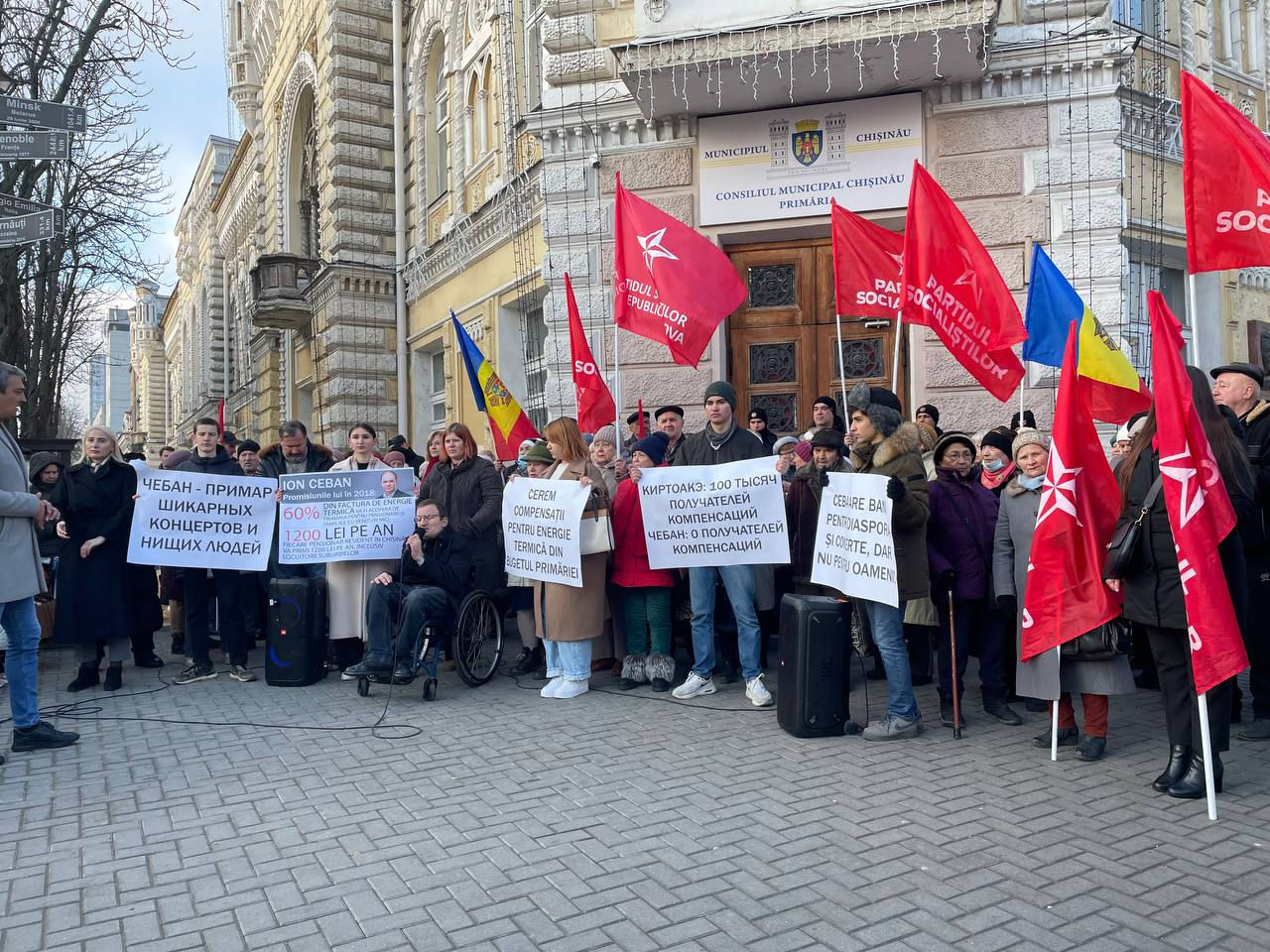 PSRM protestează în fața Primăriei Chișinău: Solicită compensaţii la energia termică.