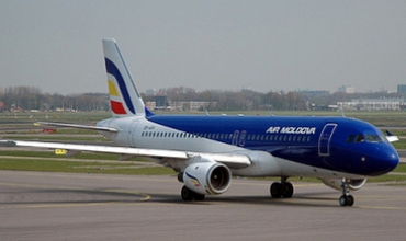 Un avion cu 160 de pasageri la bord, care urma să decoleze la ora 7:20 spre Moscova,staţionează pe pista aeroportului din cauza unei defecţiuni tehnice.
