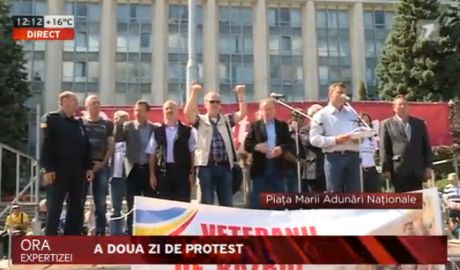 Вчера попытки наладить контакт между властью и митингующими провалились.