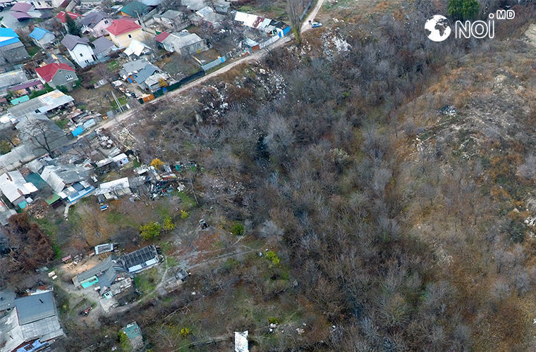 У цирка, где обещали построить олимпийский стадион, образовалась свалка.