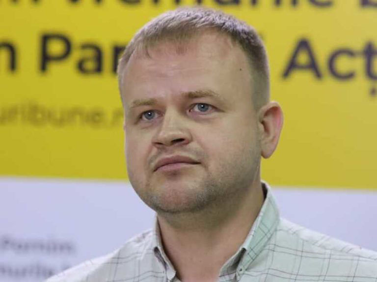 Роман Рошка сдал мандат мунсоветника от PAS в Кишинёве.
