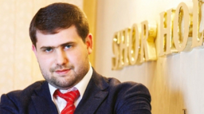 Ilan Shor are 27 de ani și, potrivit presei, este unul dintre cei mai bogaţi oameni de afaceri din Chişinău.