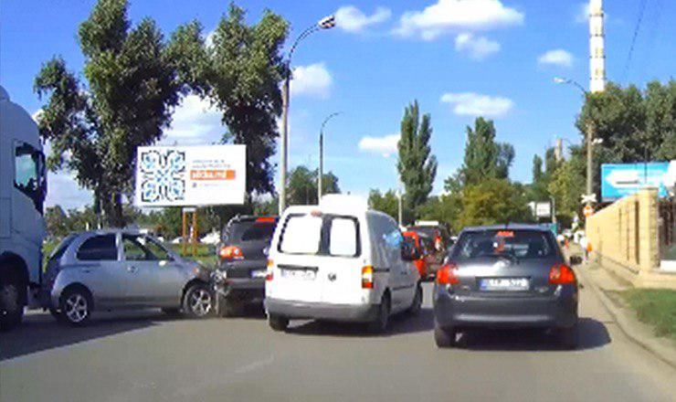 В массовой аварии у Tutun CTC пострадало несколько автомобилей.