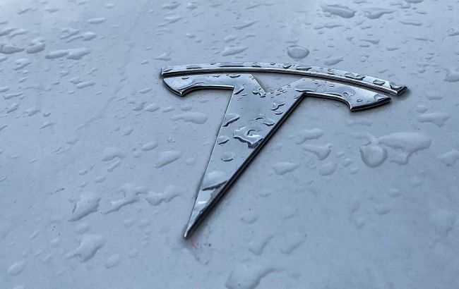 Tesla столкнулась с дорожным ограждением при съемках рекламы автопилота.