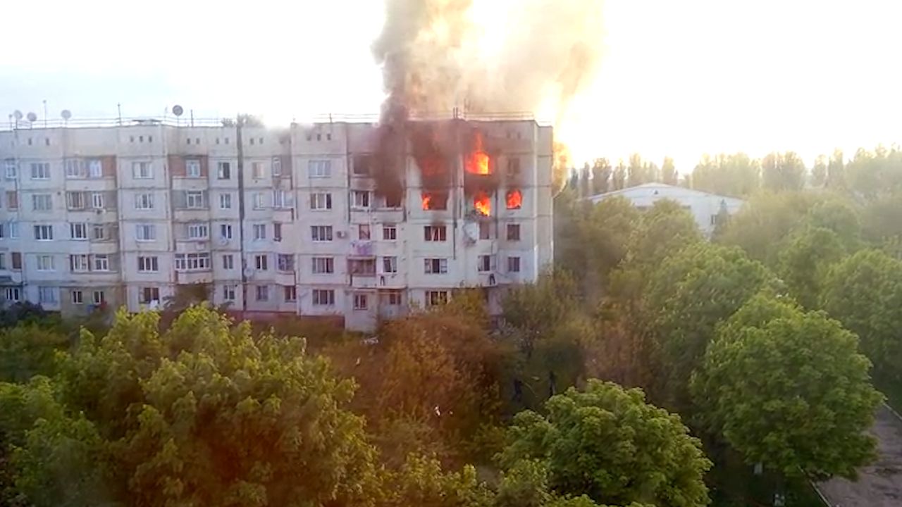 Огонь охватил три квартиры на третьем, четвертом и пятом этажах.