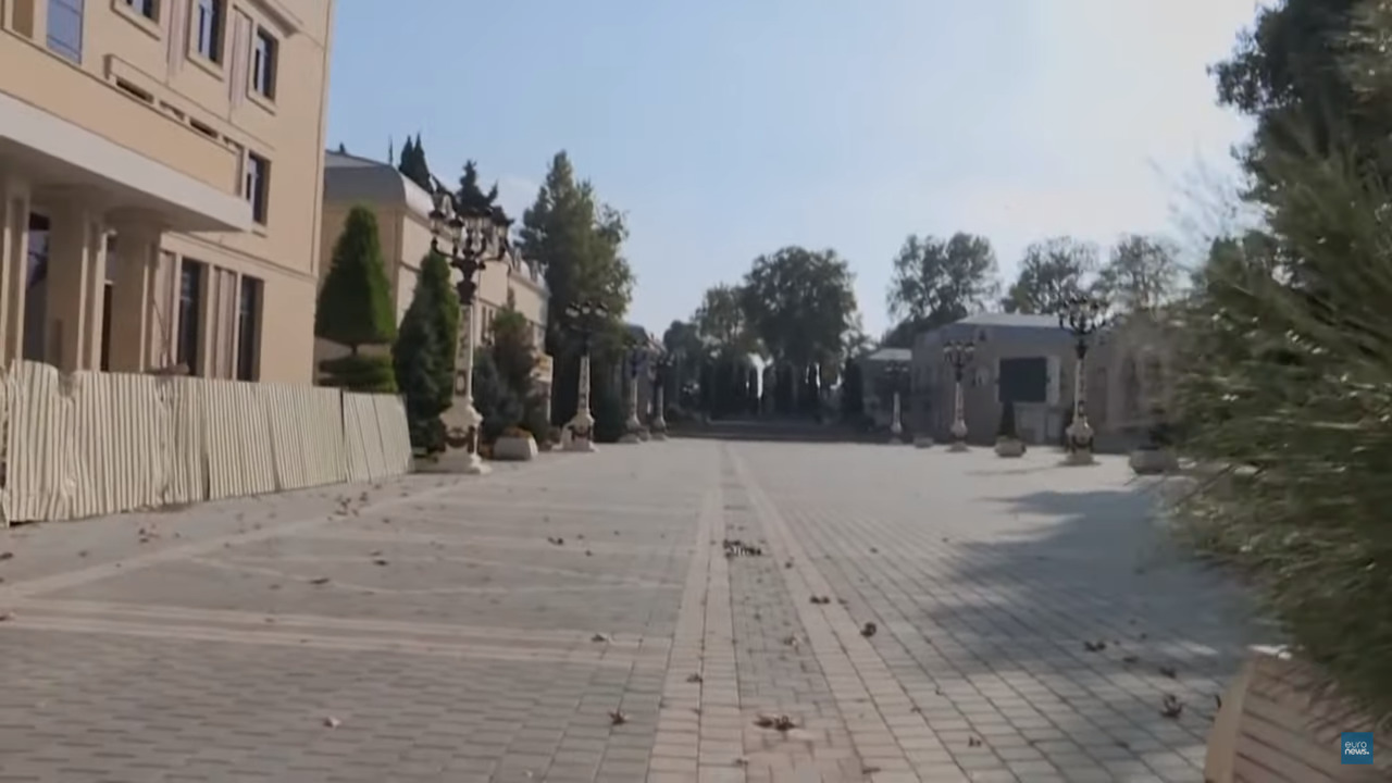В Карабахе продолжаются артиллерийские обстрелы.