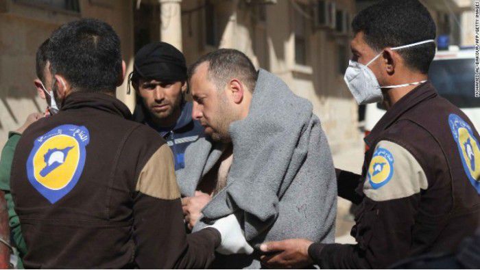 În jur de 58 de oameni, printre ei şi 11 copii, au murit în urma unui atac cu gaz în Siria. Foto: edition.cnn.com 