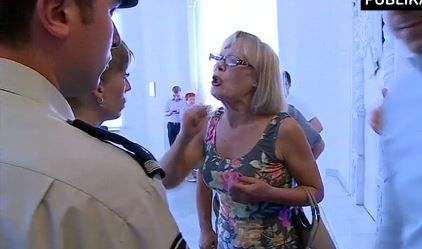 Майя Лагута повысила голос на сотрудников службы охраны мэрии.