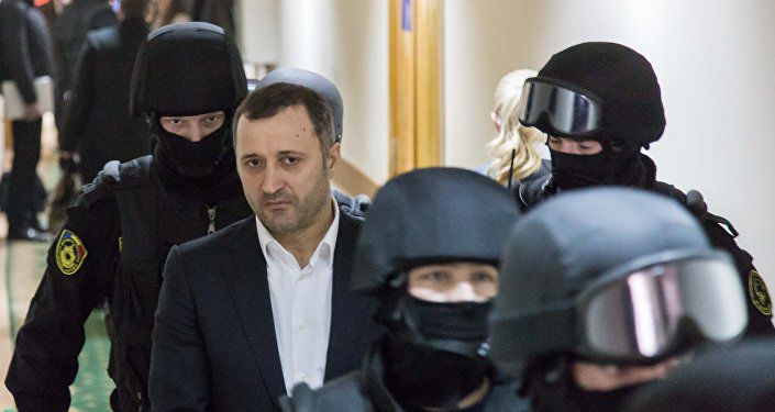 Заседание по делу бывшего премьер-министра Влада Филата вновь отложили.