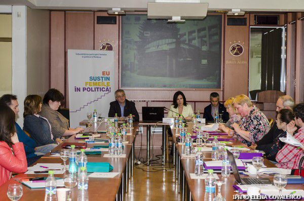 Ассоциация независимой прессы (АНП), которая реализует программу, организовала круглый стол.