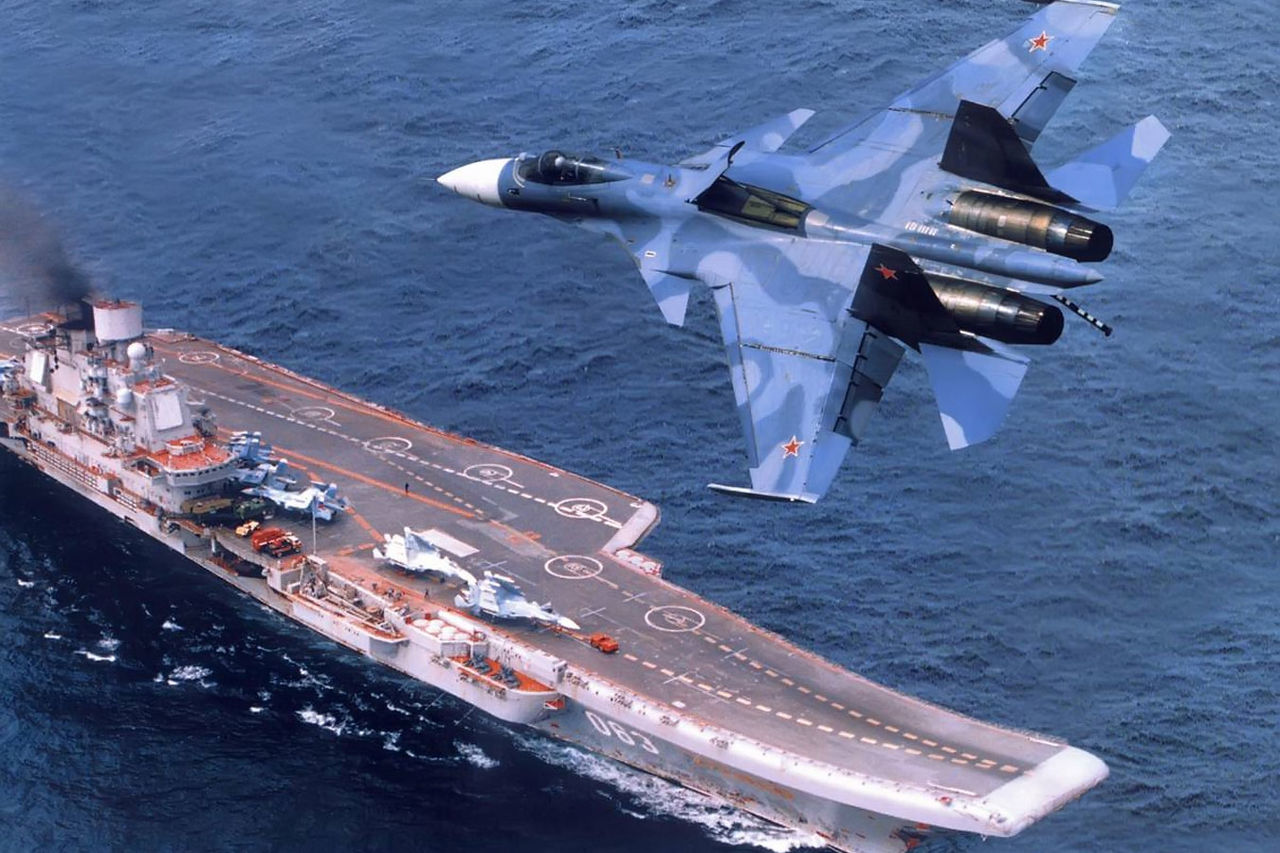 Российский истребитель Су-33 потерпел аварию в Средиземном море во время посадки на авианосец "Адмирал Кузнецов".