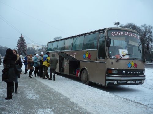 Caravana de Crăciun va ajunge în acest an la 3.500 de copii