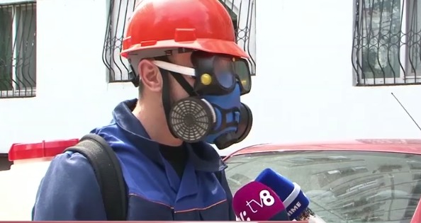 Против насекомых у работников есть целый арсенал средств.