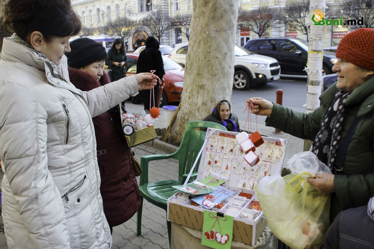 Pe bulevardul „Ștefan cel Mare și Sfânt” din Chișinău comercianţii au început deja a vinde mărţişoare. Foto: bani.md