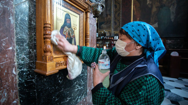 Верующие поделились мнениями о новых правилах поведения в храмах.
