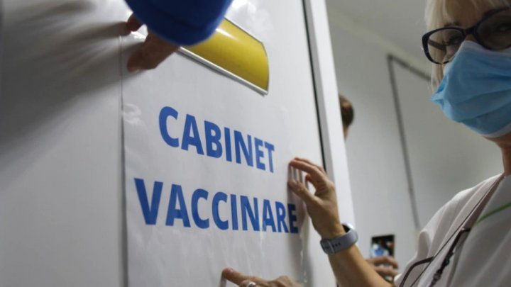 Специалисты рекомендуют разрешить в Молдове вторую бустерную прививку от COVID-19.
