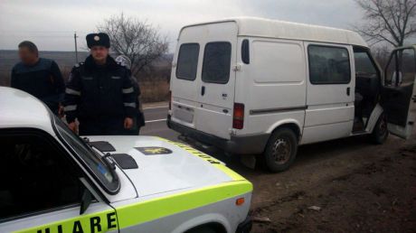 Conducătorul auto avea în mijlocul de transport băuturi alcoolice și carbogazoase, pentru care nu a putut prezenta niciun act de proveniență. Foto: igp.gov.md