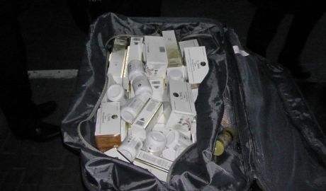 Produse cosmetice fără acte de provenienţă, confiscate la vamă. Foto: border.gov.md