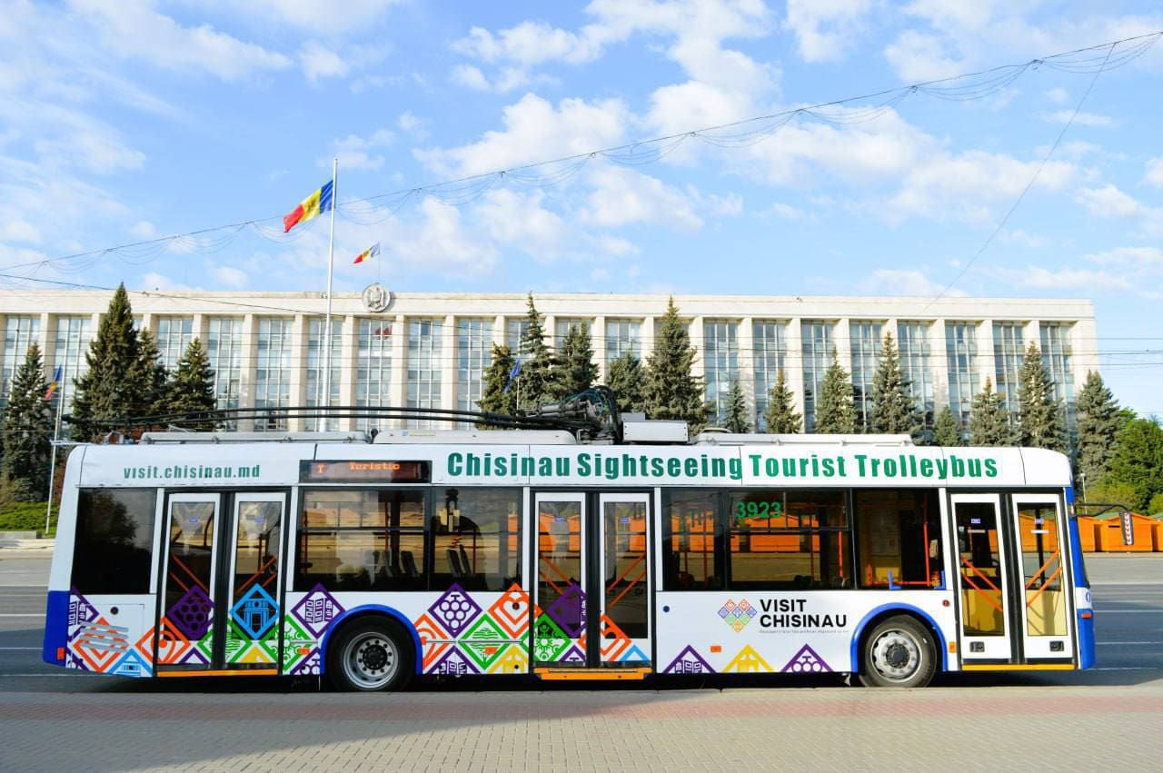 Туристический троллейбус продолжит курсировать в Кишиневе по выходным.