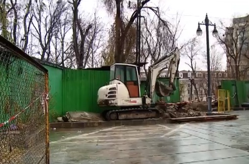 Pregătesc terenul: Se schimbă țevile pe terenul viitoarei Case parohiale