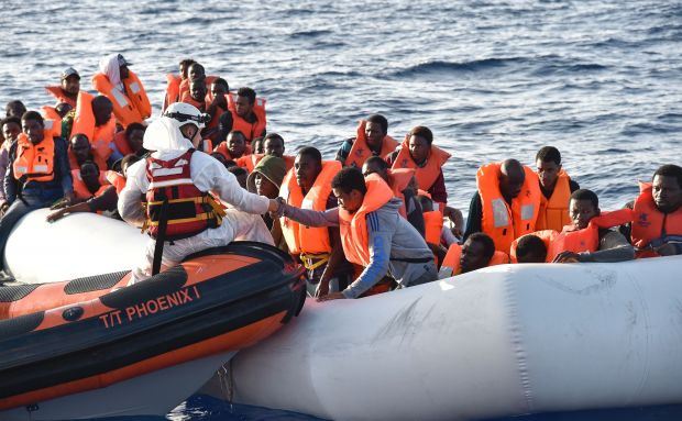 Peste 100 de migranţi dintr-o barcă pneumatică, dispăruţi. Foto: romaniatv.net