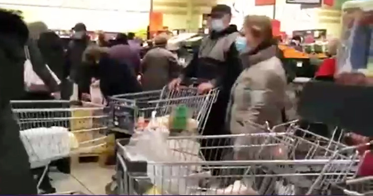 Жители Констанцы накануне введения карантина опустошили супермаркеты.