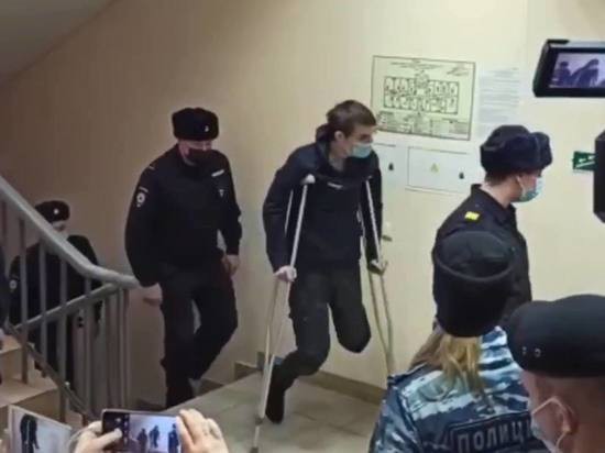 Пермский стрелок Тимур Бекмансуров пробил головой потолок в суде.