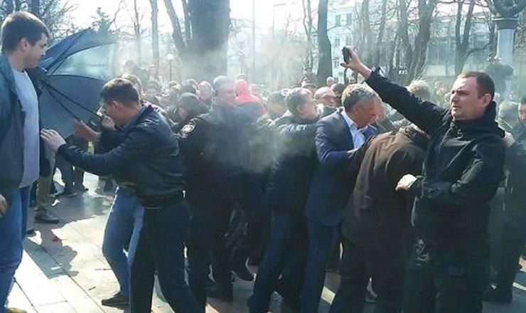 В Киеве националисты напали на украинского депутата.