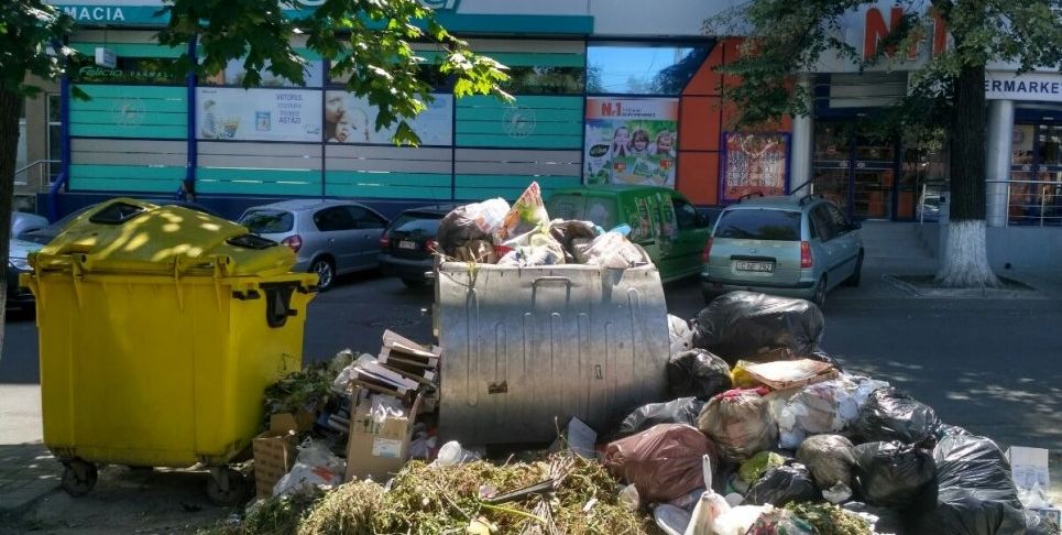 Завалы мусора будут разгребать минимум неделю.