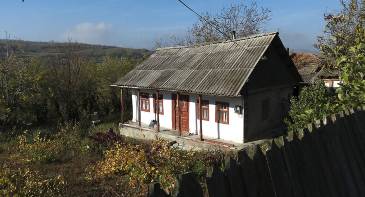 La 60 km de Chișinău moare satul Ștefănești: Fiecare a doua casă este abandonată.