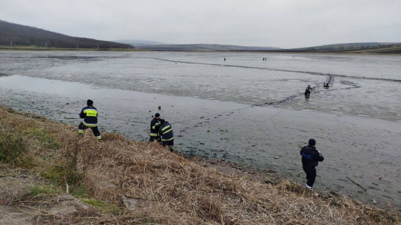 Un bărbat blocat în glod a fost salvat de pompieri.